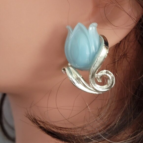 Blue Vintage Thermoset Tulip and Silvertone Enamel Clip-on Earrings - Picture 2 of 9